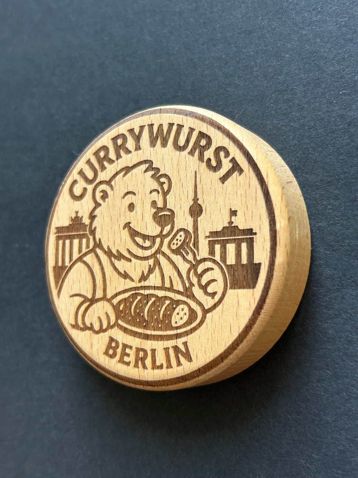 Currywurst Bear – Berlin Street-Food Classic (B-022)