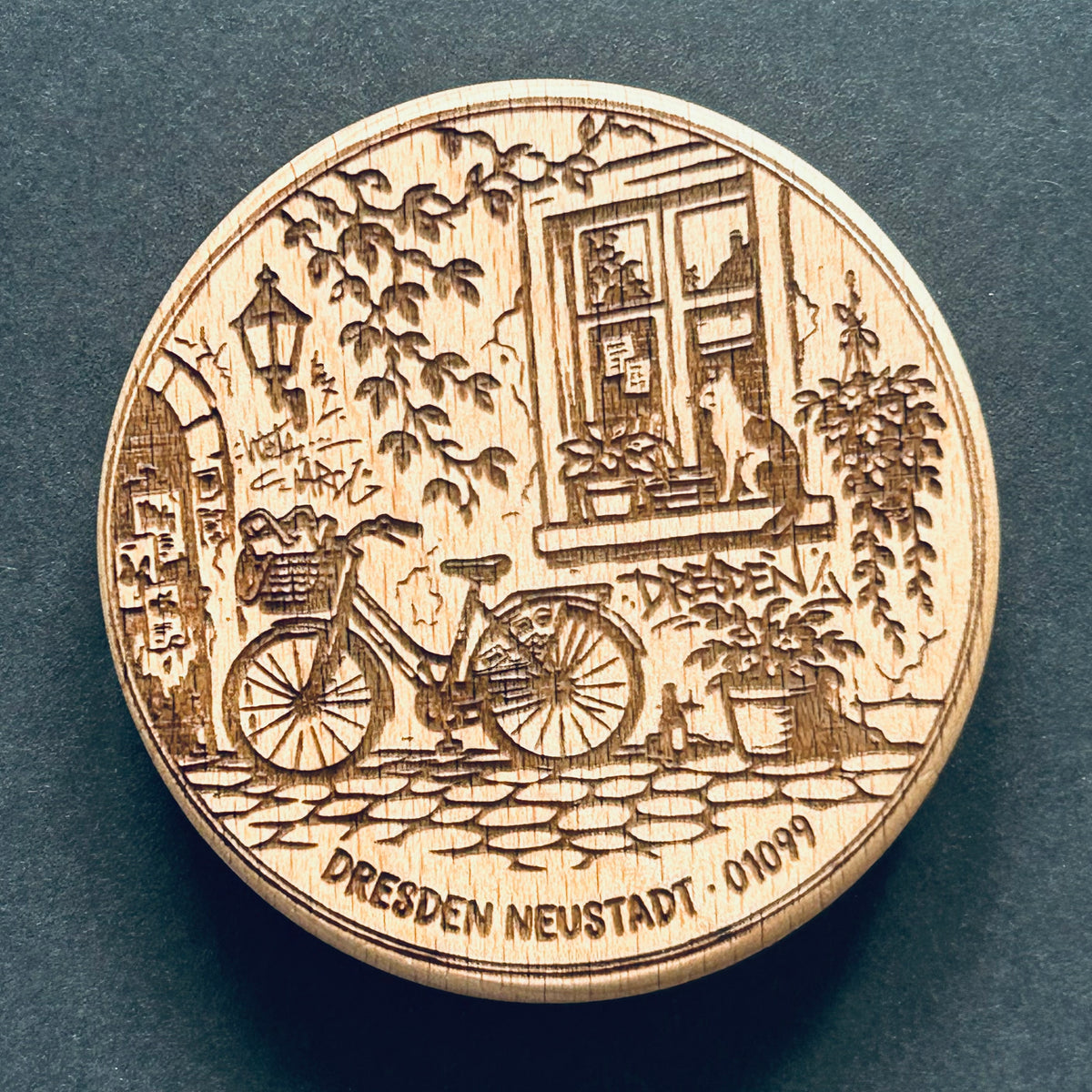 Magnetischer Holz-Flaschenöffner – DD-007 Dresden Neustadt