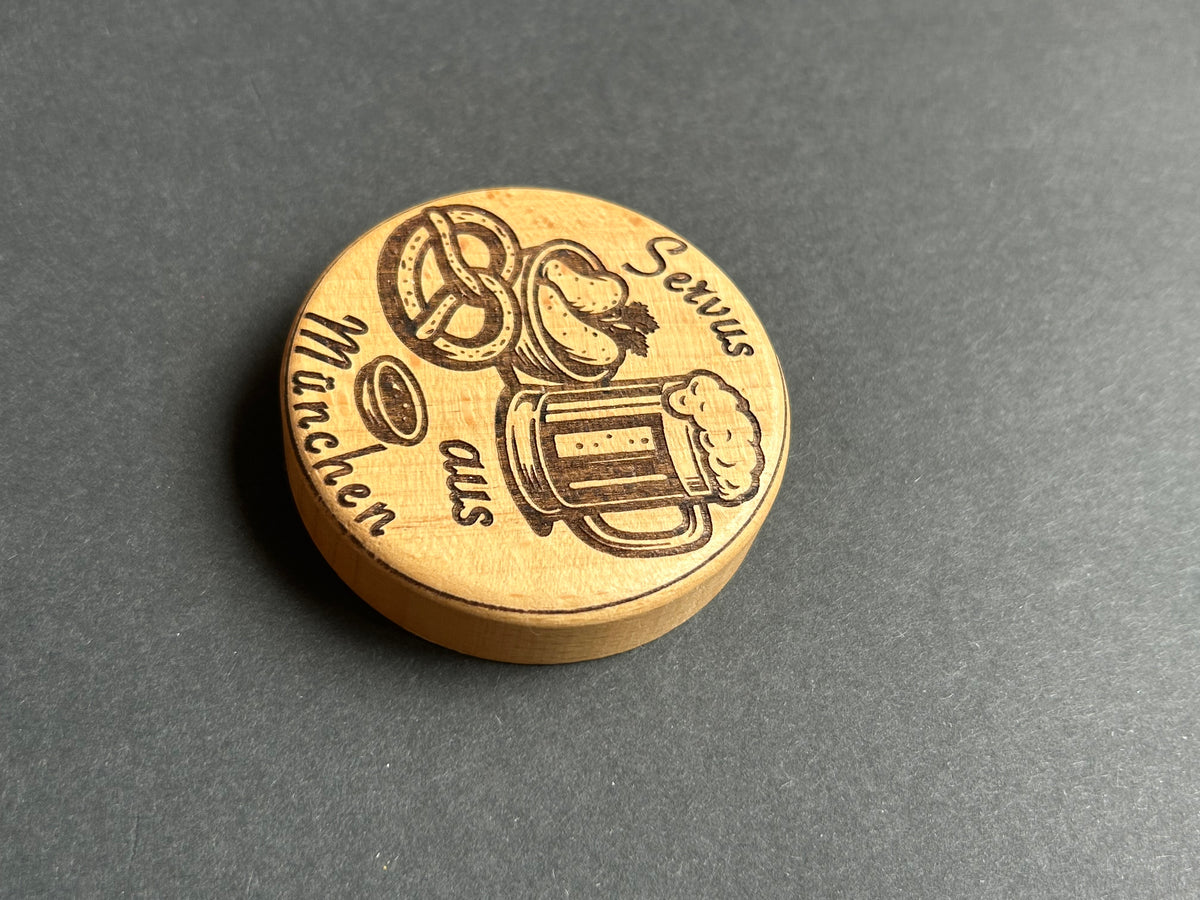 Servus aus München – Brezel, Bier & Brotzeit (M-008)
