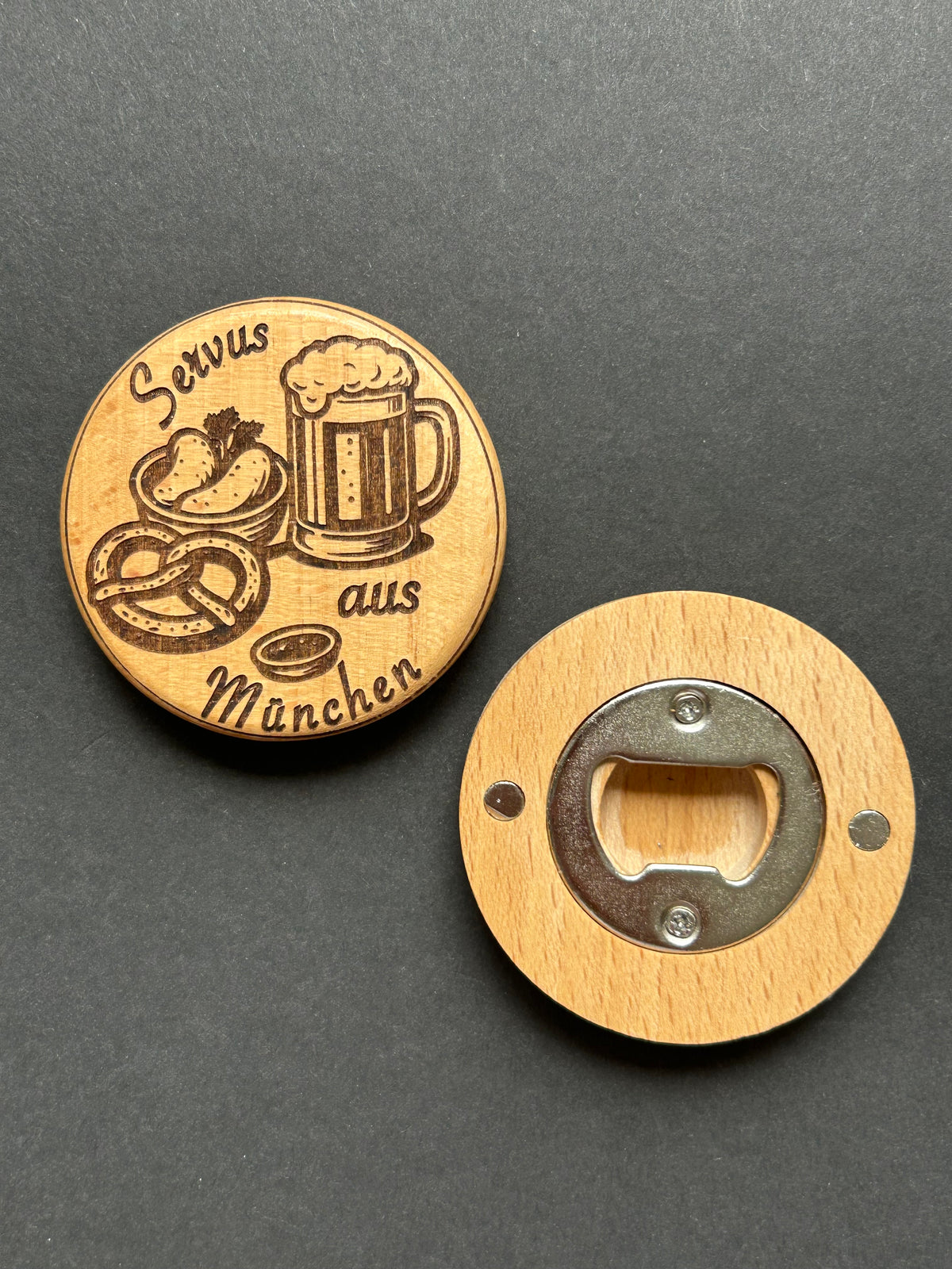 Servus aus München – Brezel, Bier & Brotzeit (M-008)