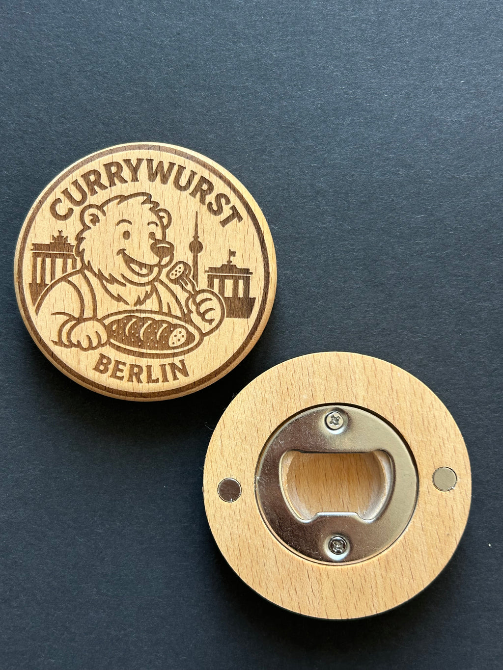 Currywurst Bear – Berlin Street-Food Classic (B-022)