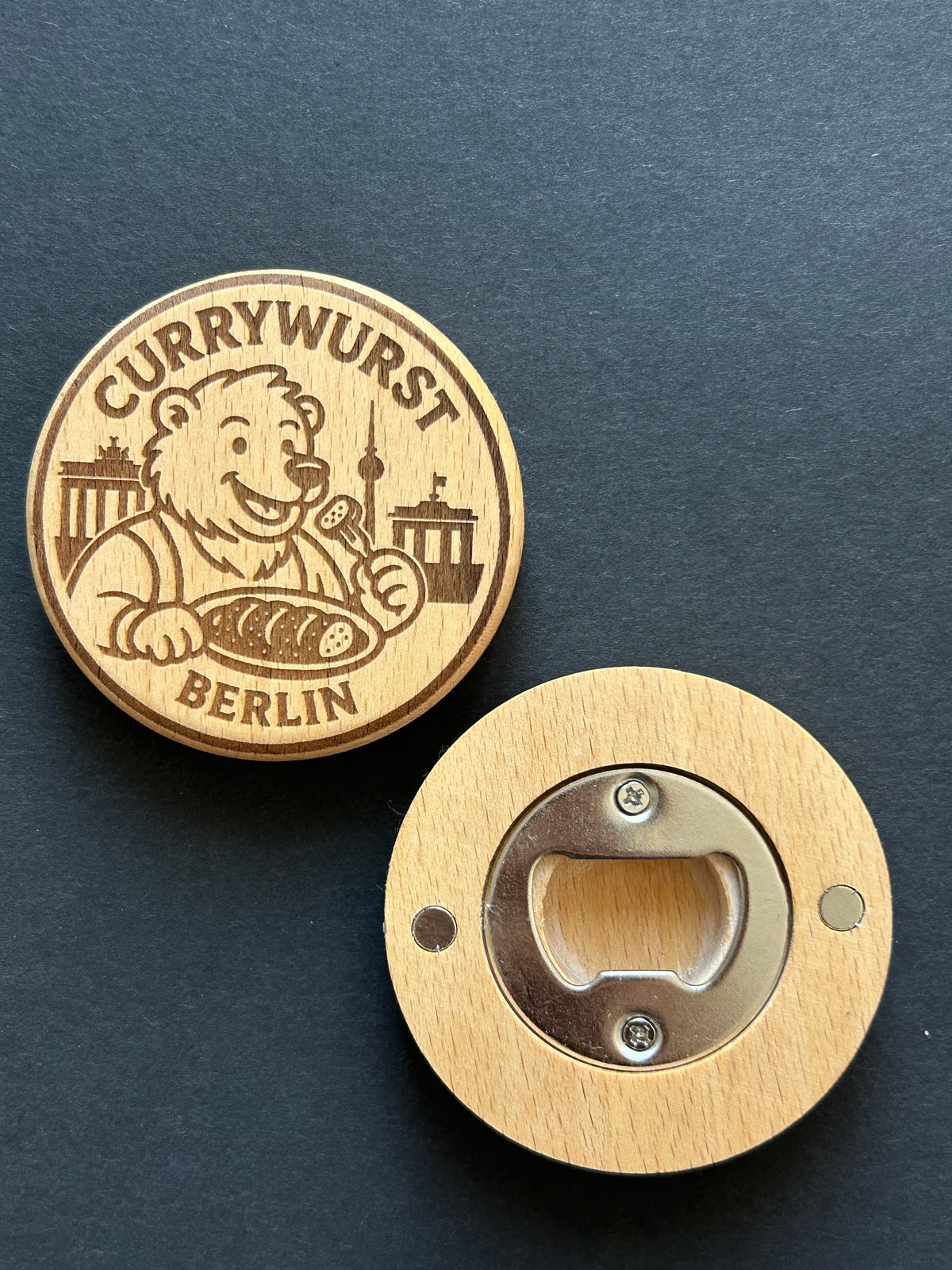 Currywurst Bear – Berlin Street-Food Classic (B-022)