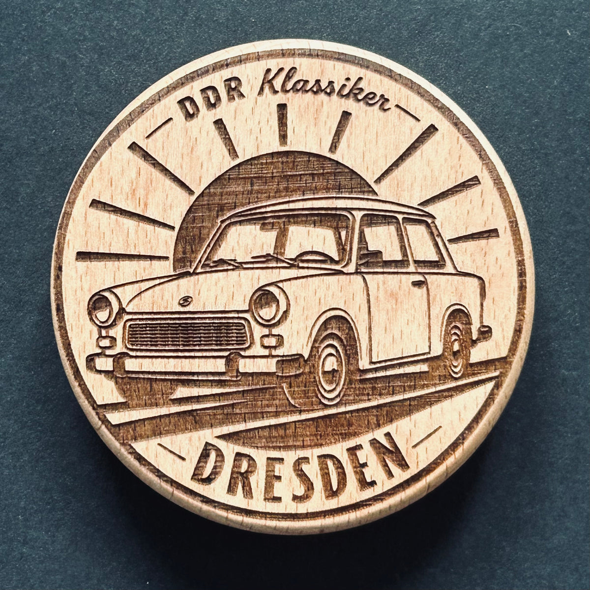DD-008 Dresden Trabant Holz-Flaschenöffner Vorderseite