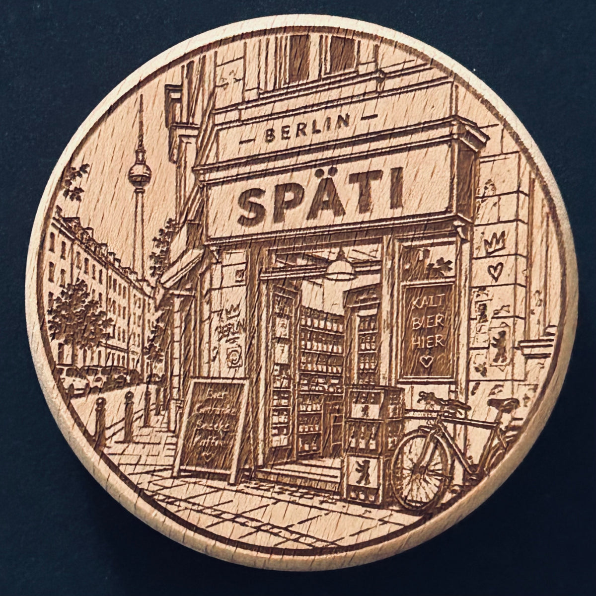 Berliner Späti – graviertes Holzmotiv mit Fernsehturm und Fahrrad