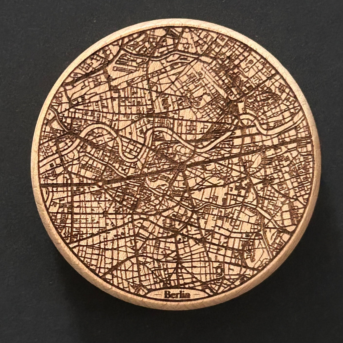 Berlin Stadtplan – graviertes Holzmotiv mit Straßen und Spree